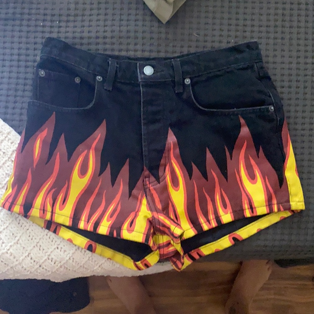 Highwaisted flame shorts
